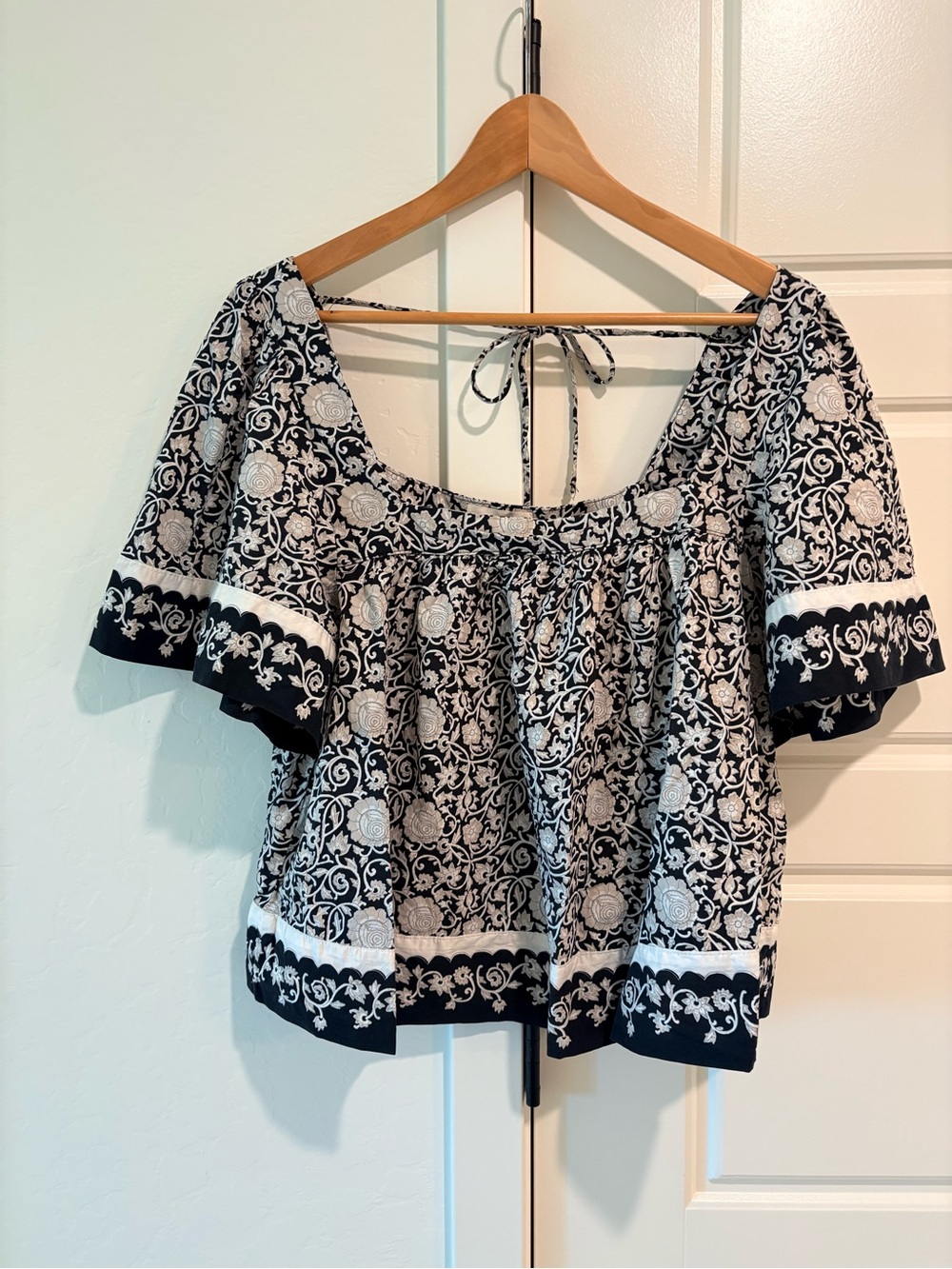 Universal Thread Loose Fit Boho Black and White Floral Peasant Blouse Sz L NWT